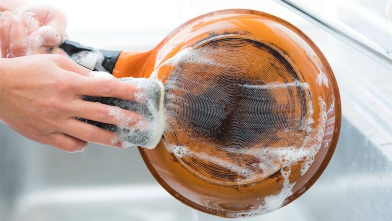 Cu ce se curăță arsura de pe tigăi. Amestecul eficient cu ingrediente banale care rezolvă problema instant