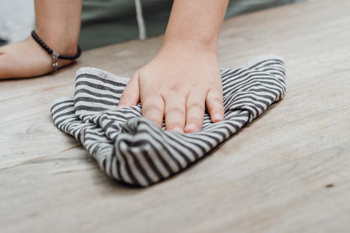 Cum sa scoti rapid petele de grasime de pe prosoapele de bucatarie. Metoda banala care le face sa arate ca noi