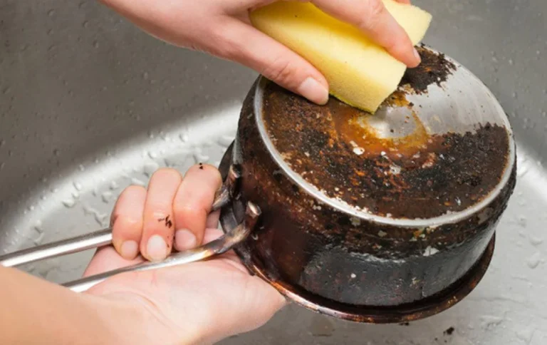 Ce să adaugi în detergentul de vase pentru o curățare în profunzime. Oalele și tigăile își vor recăpăta strălucirea cu acest truc