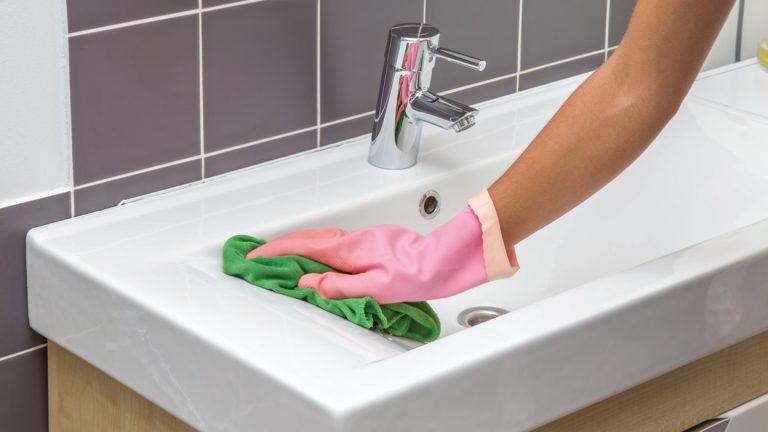 Amestecul banal care curăță eficient baia. Aceste 3 ingrediente îți fac toată treaba, truc viral