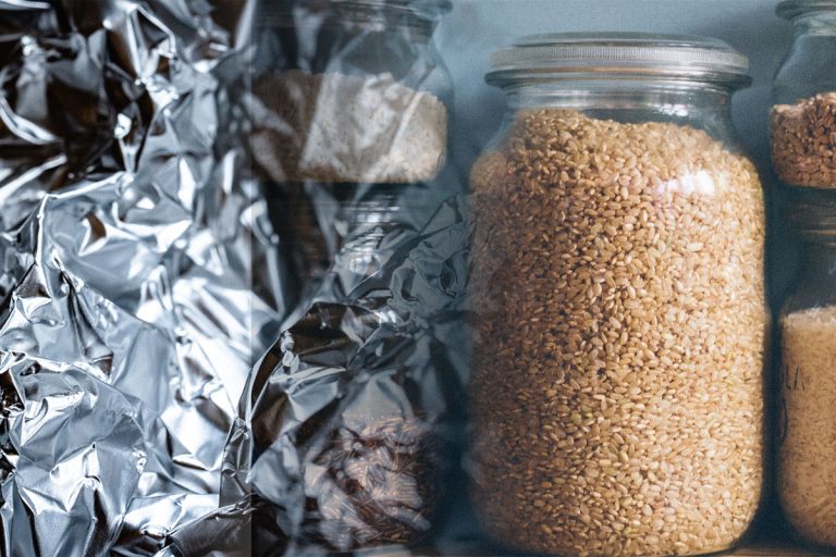 De ce să pui folie de aluminiu în borcanul cu orez sau făină. Trucul e genial, te scapă de o mare problemă