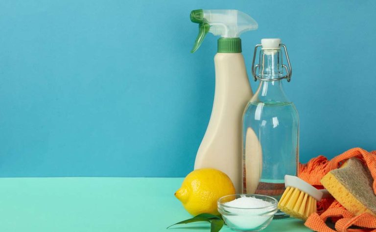 A turnat oțet peste coaja de lămâie și a scăpat de o mare problemă a gospodinelor. O să iubești la nebunie trucul ăsta