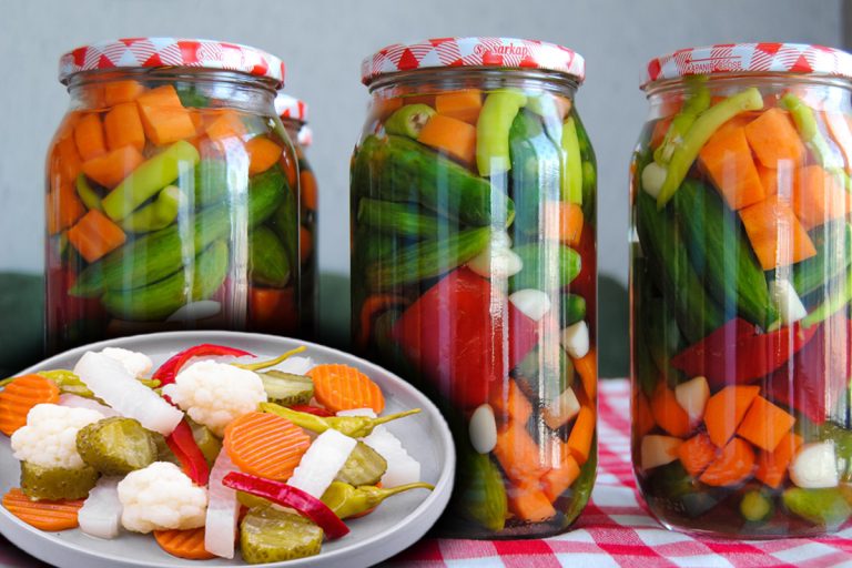 Cum pui murături asortate la borcan, ce fel de sare să folosești. Ingredientul care le păstrează crocante
