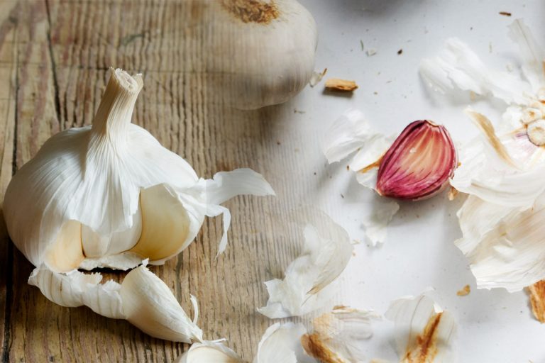 Nu mai arunca cojile de usturoi. Modul extraordinar în care le poți folosi, întrebuințarea de care trebuie să afli imediat