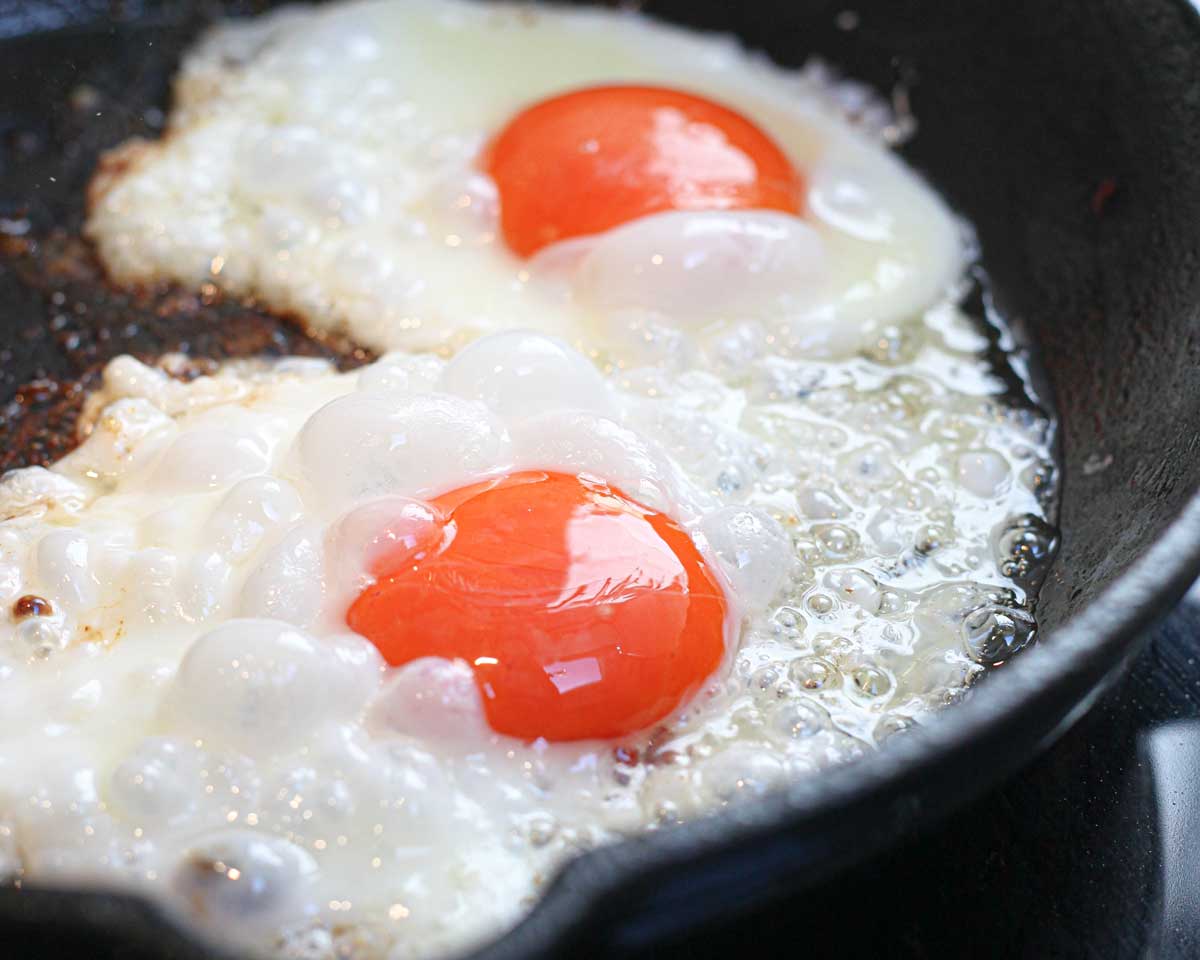 Ouă prăjite care nu se lipesc de tigaie