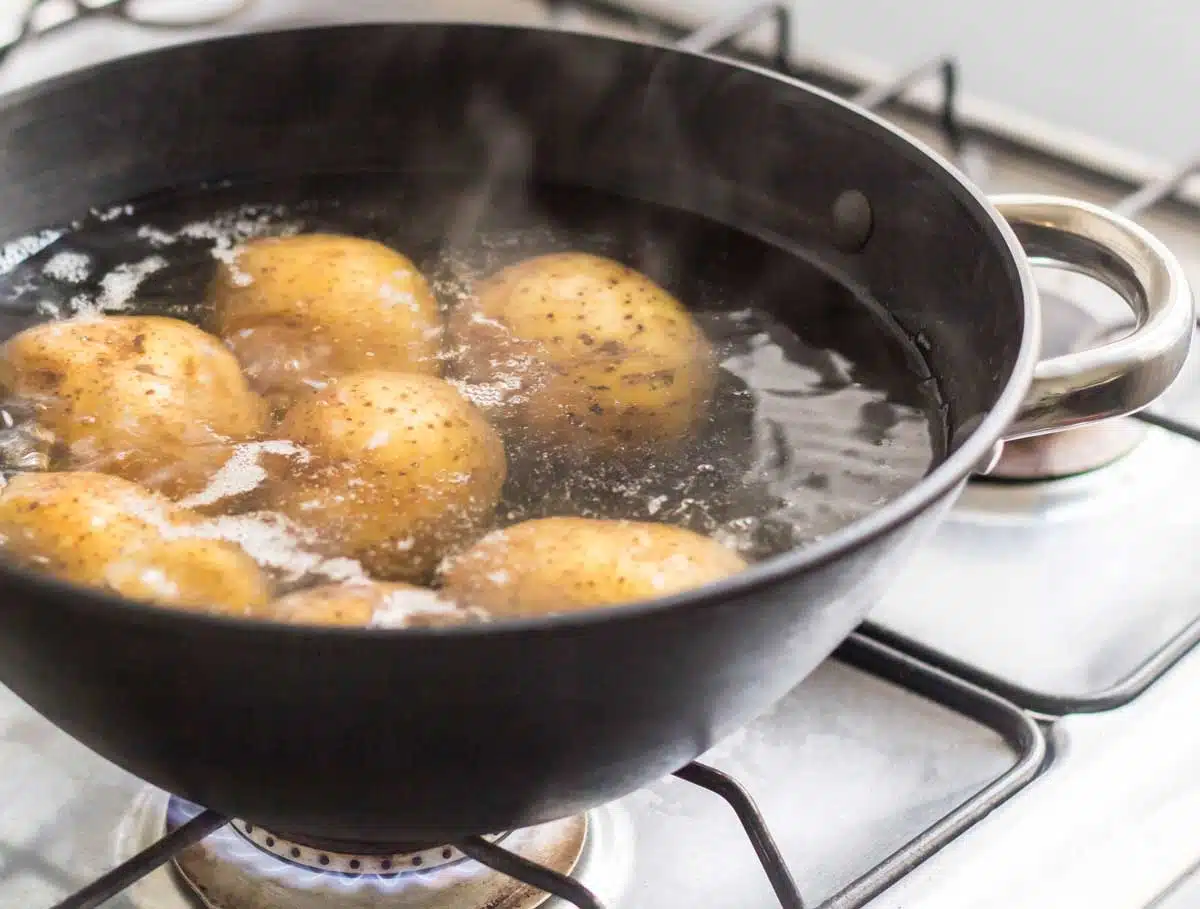 Pune puțin oțet în apa în care fierb cartofii