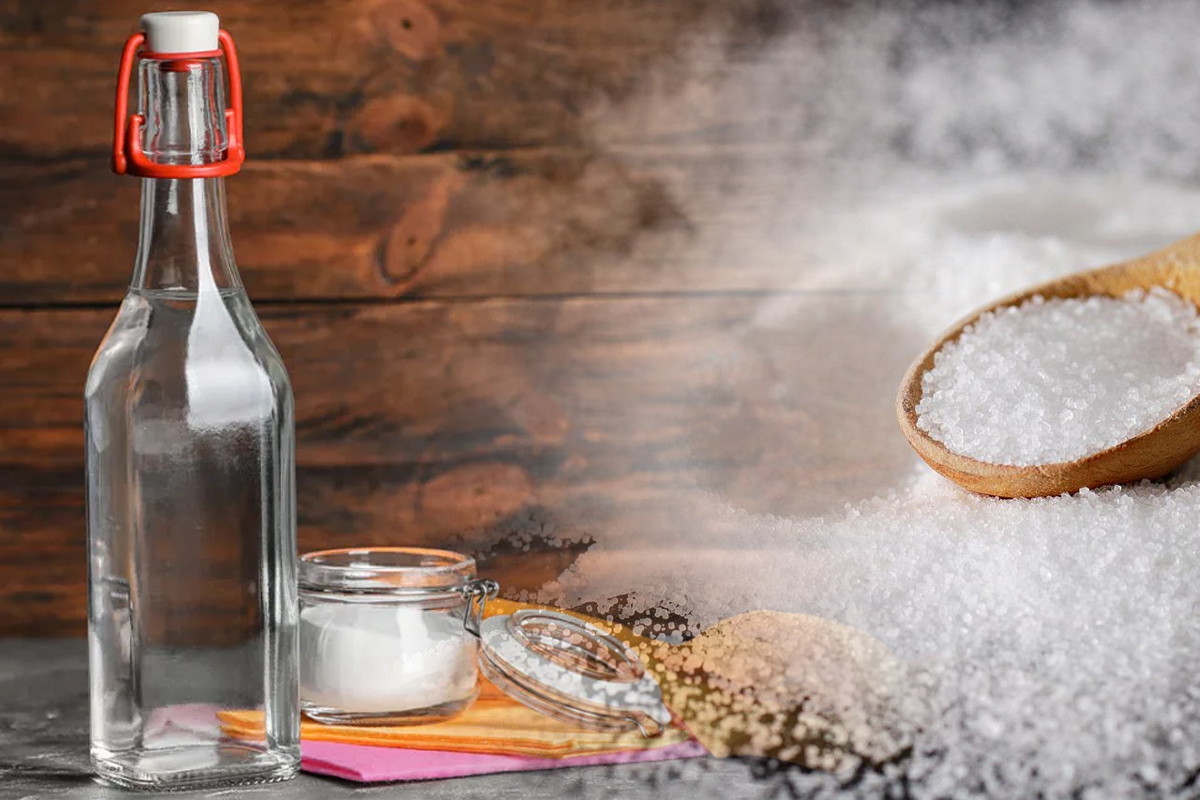 Pune sare in otet alb si scapi de o mare problema in casa