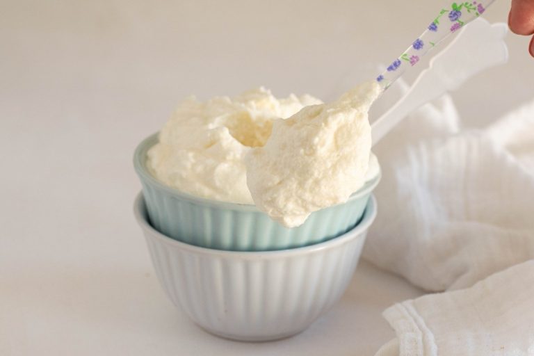 Rapidă, ușoară și prea bună. Cum să faci frișcă de casă în mai puțin de 1 minut