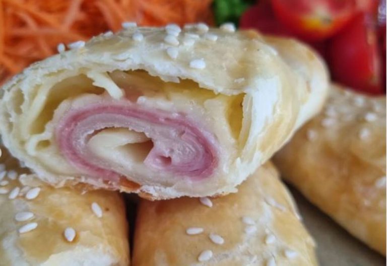 Rulouri pufoase cu șuncă și cașcaval, cel mai gustos aperitiv. Prepararea lor la cuptor este floare la ureche