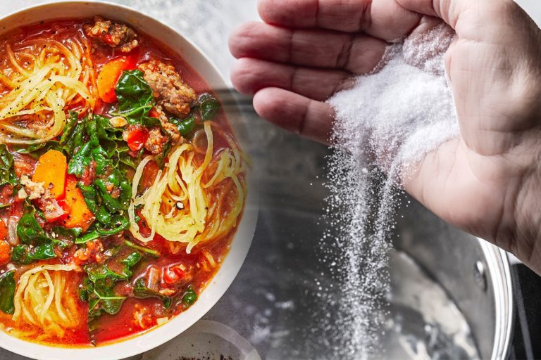 Trucul extraordinar care repară ciorba prea sărată. Ce trebuie să adaugi în oală, de fapt