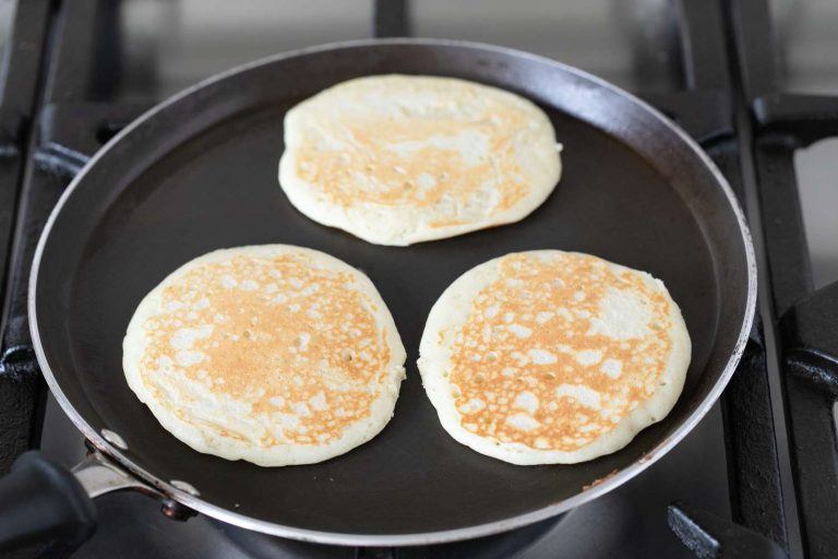 Trucul pentru a obține clătite perfecte. Ingredientul pe care trebuie să-l adaugi neapărat. Așa nu se vor mai rupe, când le întorci în tigaie