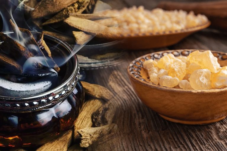 Zilele în care este bine să aprinzi tămâie în casă. Ce spun de fapt preoții