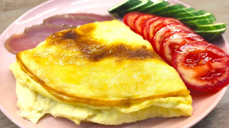 Secretul pentru cea mai pufoasă omletă. Ce să adaugi în ouă, înainte de a le pune în tigaie. Trucul bucătarilor experți