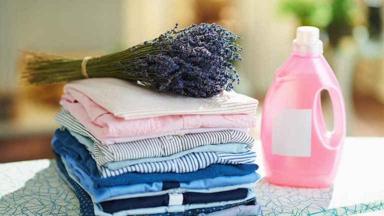 Ce să pui în loc de balsam în mașina de spălat. Amestecul bunicii pentru haine curate și parfumate