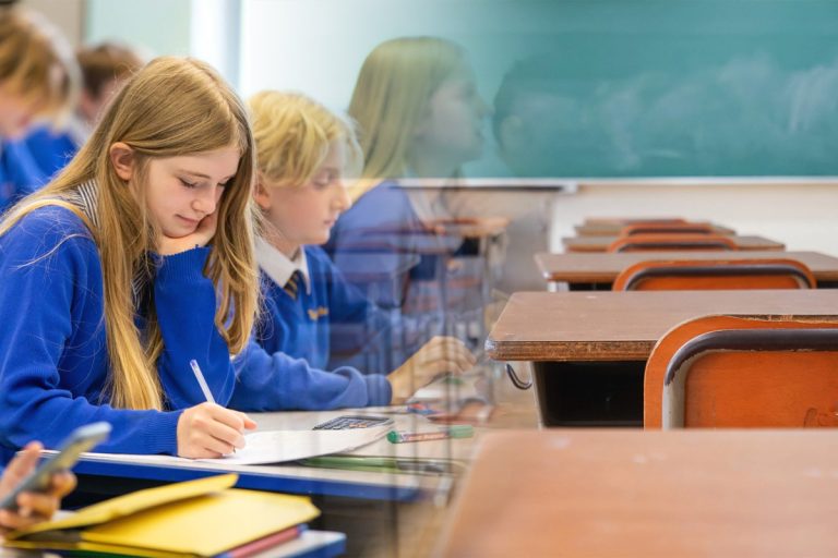 Când au elevii vacanța mobilă în anul școlar 2023-2024. Harta cu perioadele alese de inspectoratele școlare