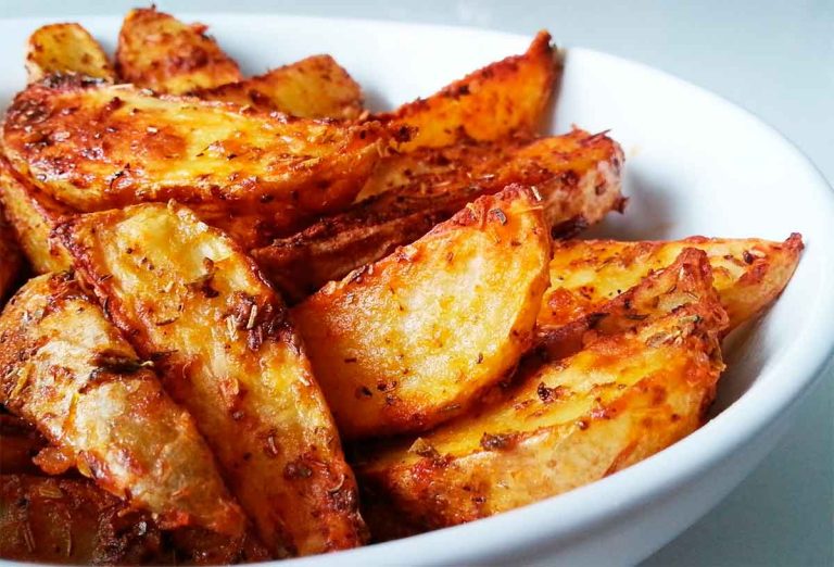 Cum faci cartofi wedges, acasă, exact ca la fast food. Rețeta te va cuceri pe loc