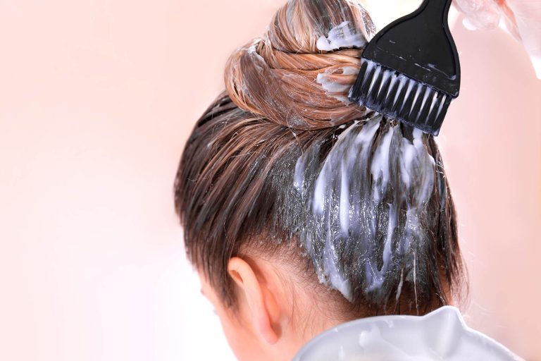 Cât se lasă vopseaua pe păr, de fapt. Timpul ideal pentru o culoare superbă și de durată