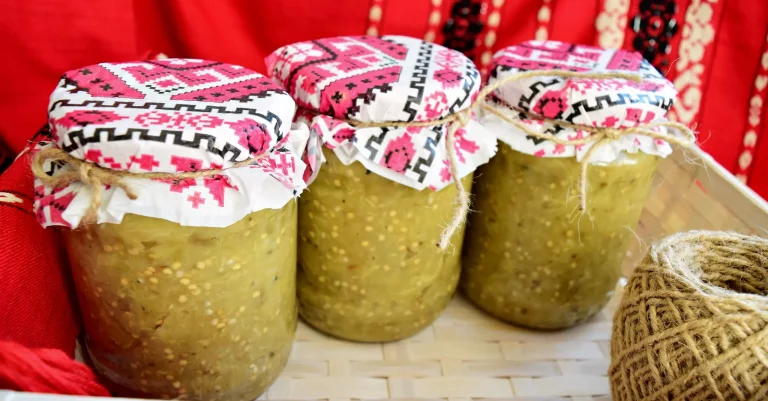 Ce adaugă la final gospodinele din Transilvania în borcanele cu vinete. Garantat țin toată iarna și nu prind mucegai