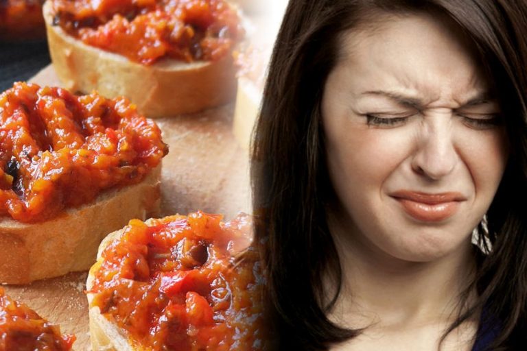 Ce să faci neapărat dacă se acrește zacusca. Trucul gospodinelor de la țară pe care trebuie să-l știi