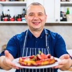 Cine este celebrul bucatar care nu vrea sa auda de Chefi la cutite 2