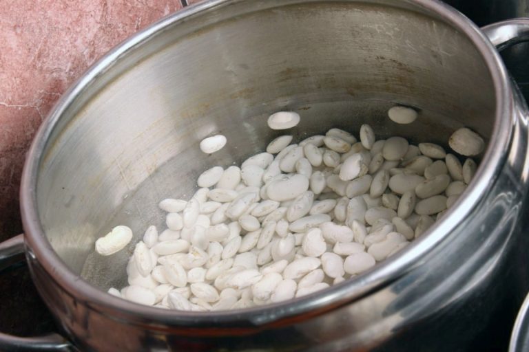 Condimentul secret care schimbă tot gustul ciorbei de fasole. Puține gospodine îl folosesc, cum trebuie conservat ca să nu-și piardă aroma