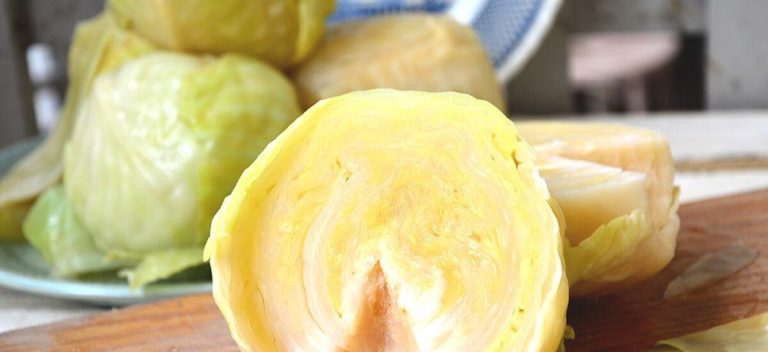 Când se pune conservantul în butoiul cu varză murată. Așa nu va face floare, se menține crocantă toată iarna