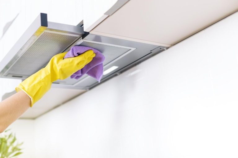 Cu ce să cureți hota de grăsime și murdărie. Aliatul surprinzător din bucătărie care o face ca nouă