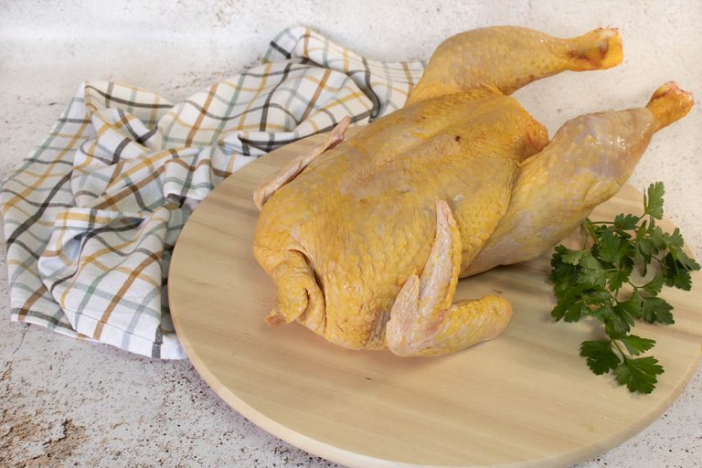 Cu ce să stropești carnea de găină de țară înainte să o pui la fiert. Așa va ieși fragedă, se va desface fâșii