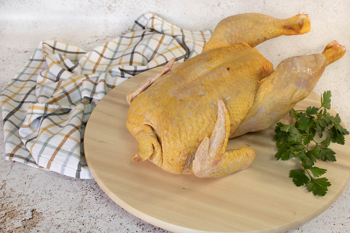 Cu ce sa stropesti carnea de gaina de tara inainte sa o pui la fiert