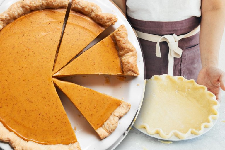 Cu ce să ungi plăcinta cu mere înainte de a o băga la cuptor. Trucul știut de bunica, iese rumenă și gustoasă