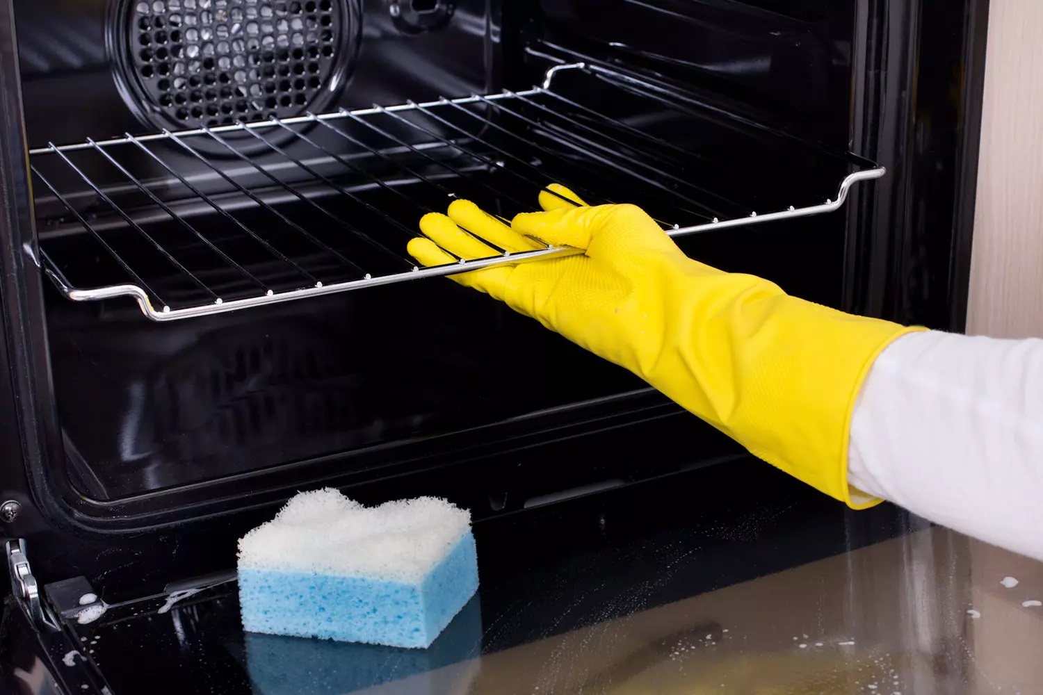 Cum poti sa cureti usor si rapid cuptorul de grasime