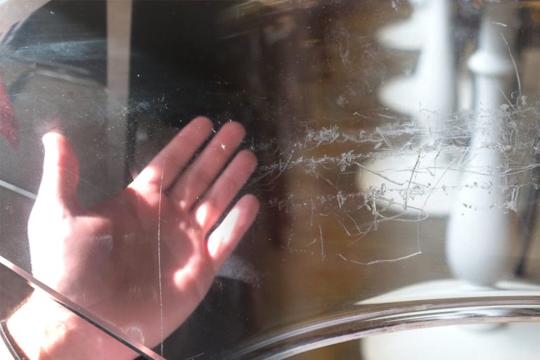 Cum să îndepărtezi zgârieturile de pe masa de sticlă și oglindă. Metoda simplă care funcționează de minune