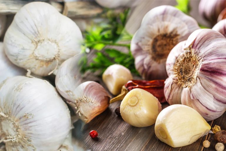 Cum să păstrezi usturoiul proaspăt mai mult timp. Gospodarii de la țară apelează la acest truc de sute de ani