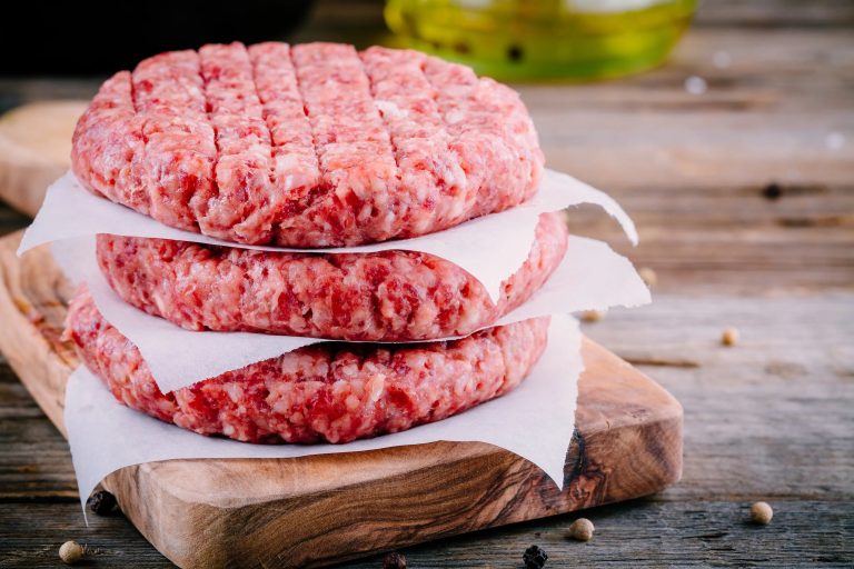 De ce carnea tocată pentru hamburgeri este striată pe o parte. Nu are nicio legătură cu decorul