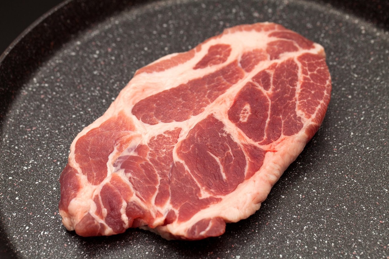 De ce e bine sa usuci carnea cu un prosop de hartie inainte de a o gati