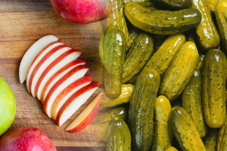 De ce să pui felii de măr la murături. Secretul care le transformă într-un deliciu, doar așa vei proceda