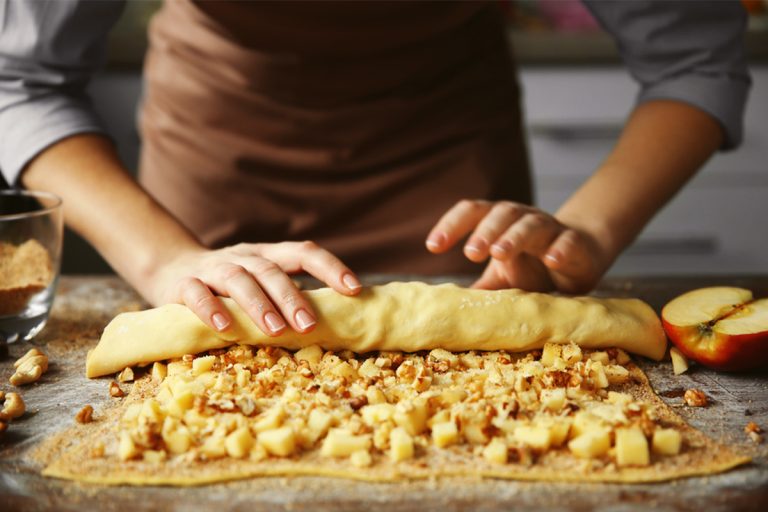 Trei deserturi cu mere ideale pentru toamnă. Se fac ușor și rapid și sunt delicioase