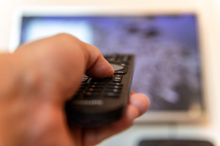 După Vocea României, o nouă emisiune TV este dată de gol: “E regizată”. Milioane de români o urmăresc