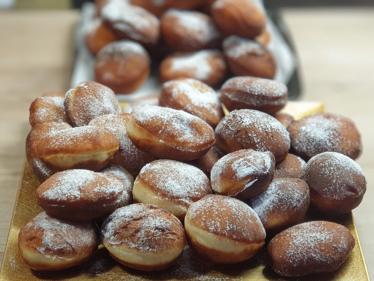 Ce să adaugi în aluatul de la gogoși pentru a ieși pufoase. Rețeta tradițională pas cu pas