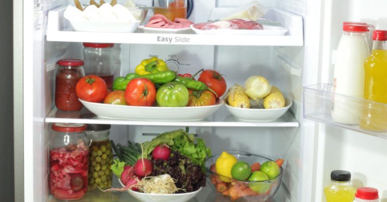 Ce trebuie să pui în frigider ca să scapi de mirosul urât. Cele mai eficiente trucuri care rezolvă problema