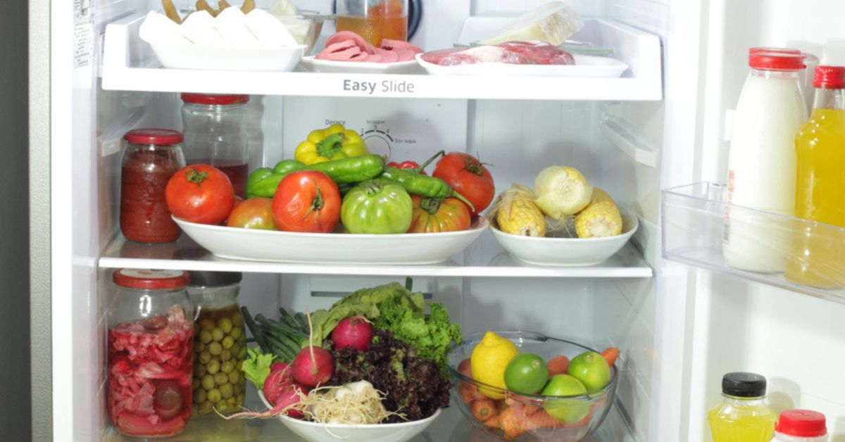 Modalități de eliminare a mirosului din frigider