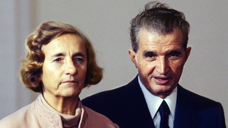 Motivul pentru care Elena Ceaușescu lipea scotch în cada din baia soțului ei. Ce ascundea de fapt obiceiul ei ciudat