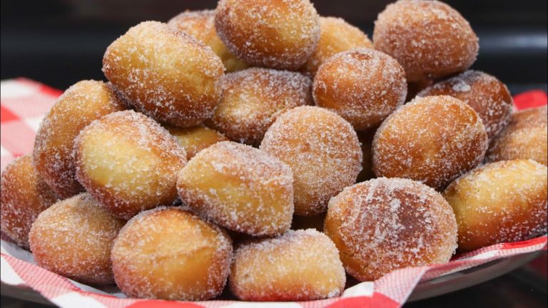 Ce să pui în aluatul de gogoși ca să iasă mai pufoase. Ți se topesc în gură, numai așa le vei prepara