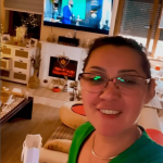 Vedeta din Romania care si-a decorat deja casa pentru sarbatorile de iarna si a impodobit bradul de Craciun 1