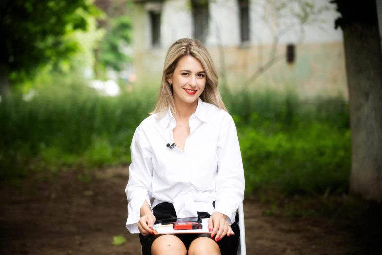 Andra Marinescu nu aleargă doar pentru a reabilita casele de la ”Visuri la cheie”, ci și la maratoane. ”Încerc să fac 10.000 de pași pe zi, chiar dacă am fost la sală” VIDEO EXCLUSIV