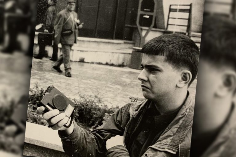 Adolescentul din imagine a devenit o mare vedetă în România. Toată lumea vorbește de el, îl recunoști?