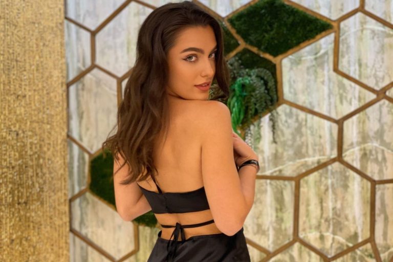 Alexia Eram a renunțat la inhibiții și a pozat provocator. Fiica Andreei Esca, ravisantă într-o rochie cu spatele gol