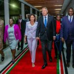 Carmen Iohannis, apariție elegantă de mână cu Klaus Iohannis. Ținuta purtată de Prima Doamnă i-a surprins pe toți, rar o vezi așa