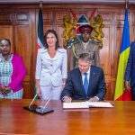 Carmen Iohannis, apariție elegantă de mână cu Klaus Iohannis. Ținuta purtată de Prima Doamnă i-a surprins pe toți, rar o vezi așa
