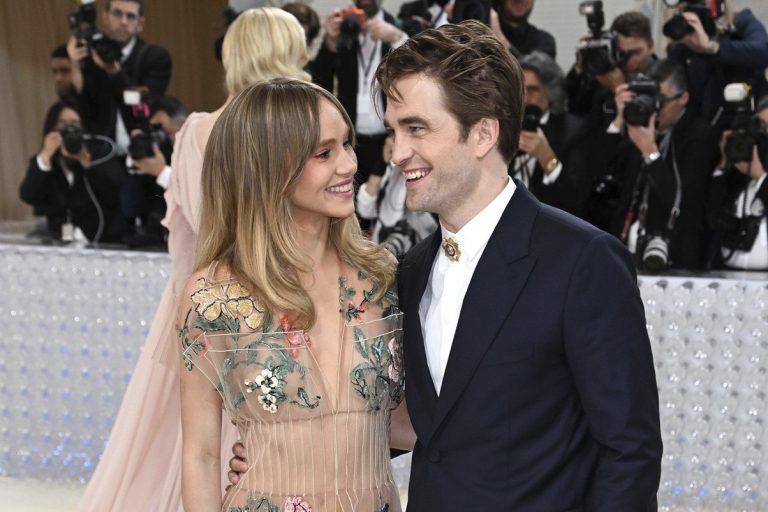 Cine este Suki Waterhouse, iubita lui Robert Pattinson. Actorul din „Twilight” și aleasa lui vor deveni părinți